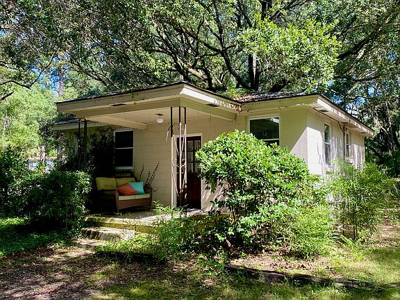 The front of the cottage with a pleasant front porch.
