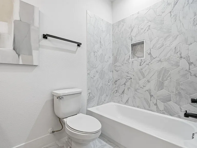 8805 Parkway Dr — Photo 18