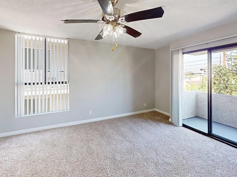 Chateau Regent Apartments — Photo 11