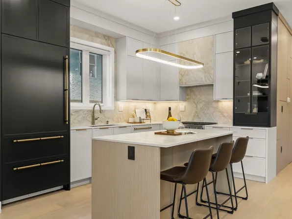 3255 W 13th Ave #1, Vancouver, BC V6K 2V6