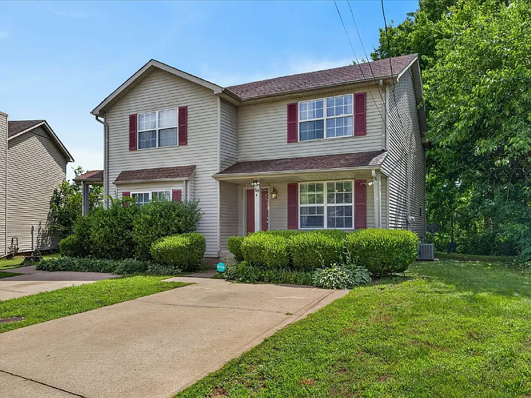 114 Cunningham Pl #B — Photo 2