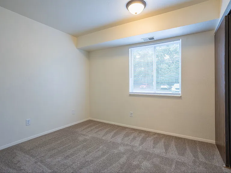 Leonard East Apartments Immediate Move In — Photo 10