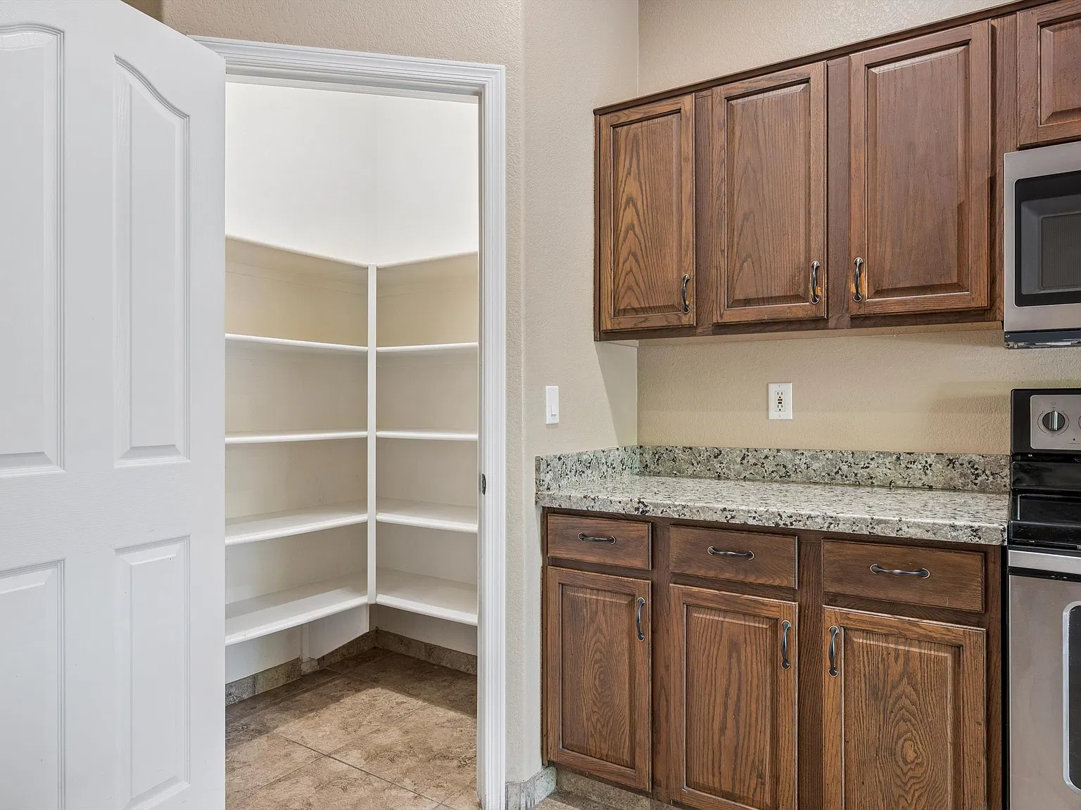4 bed, 2166 sqft, $2,499 — Photo 3