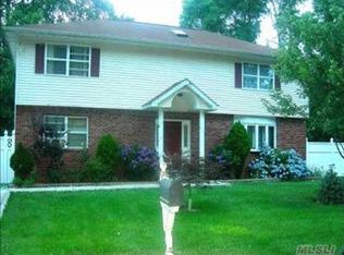 40 Napoli Dr, Wheatley Heights, NY 11798