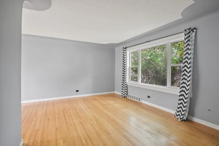 Beautiful Bungalow In Michener Hill! LARGE detached Garage! — Photo 4