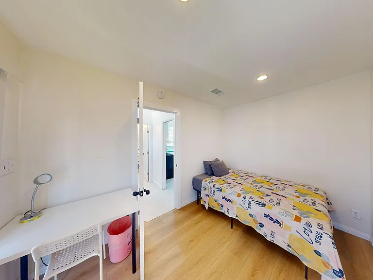 4815 63rd St — Photo 11
