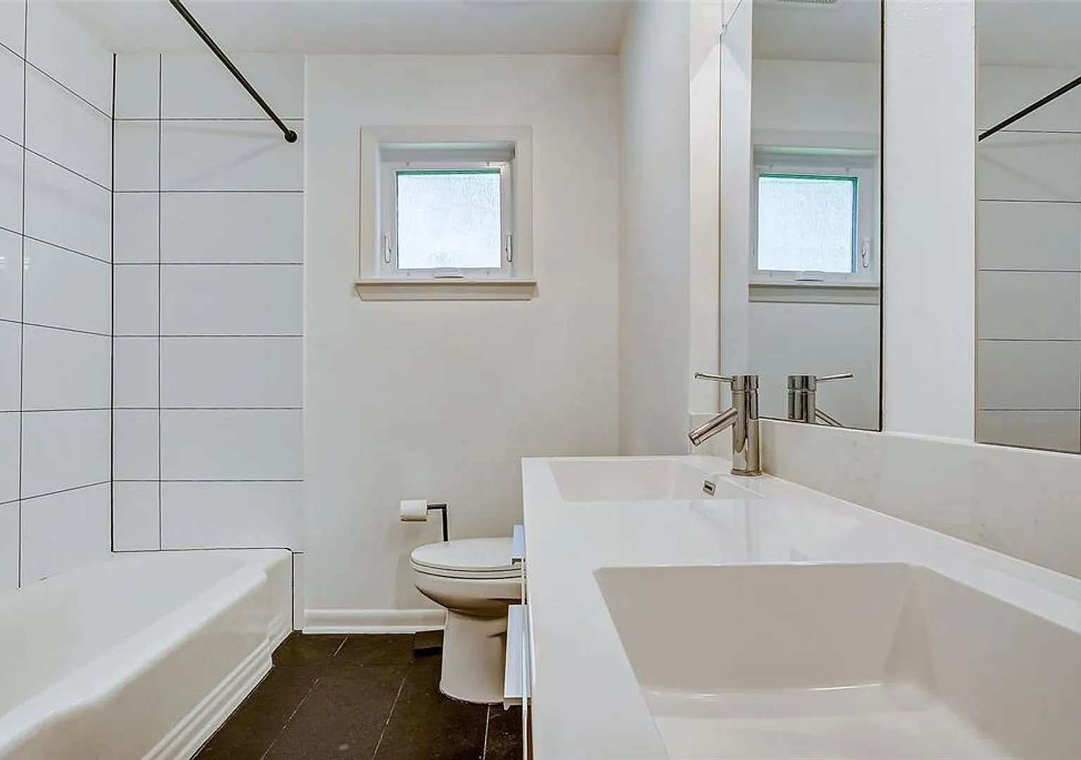 Very attractive home on large corner lot. — Photo 4