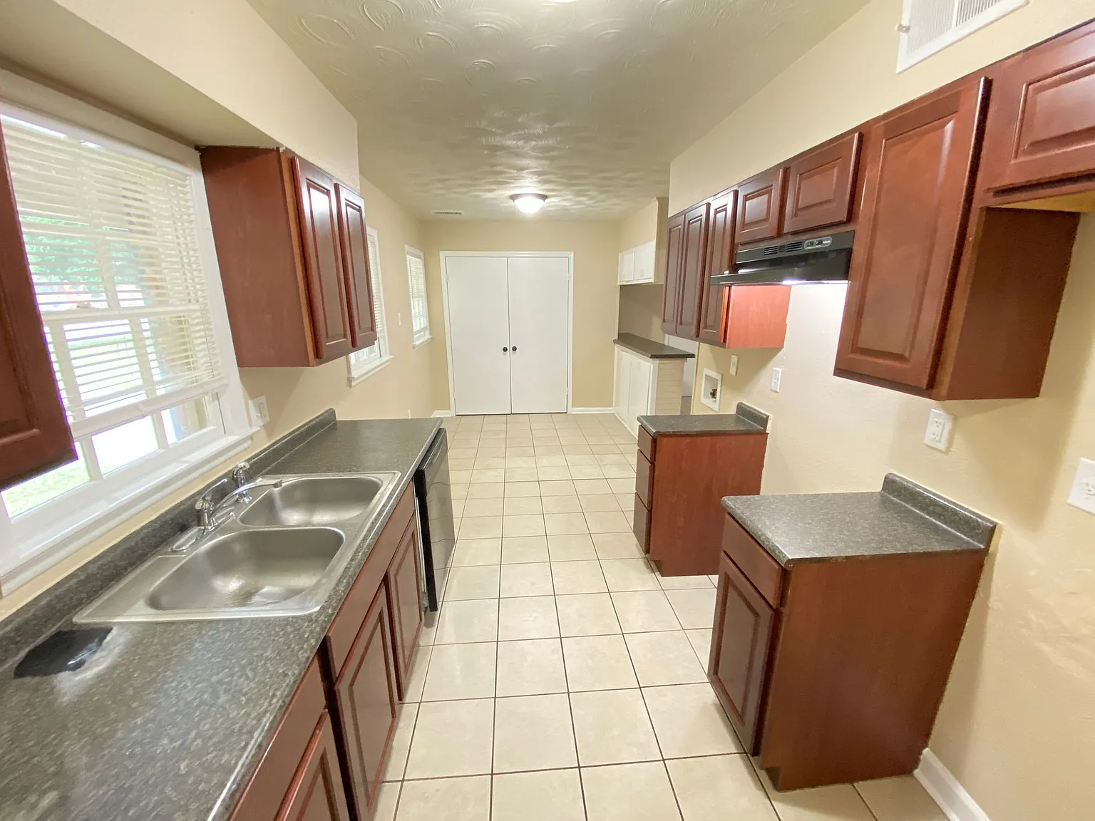 3216 Cromwell Ave — Photo 3