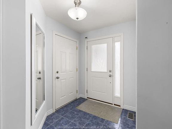 3rd image of 571 Banwell Rd