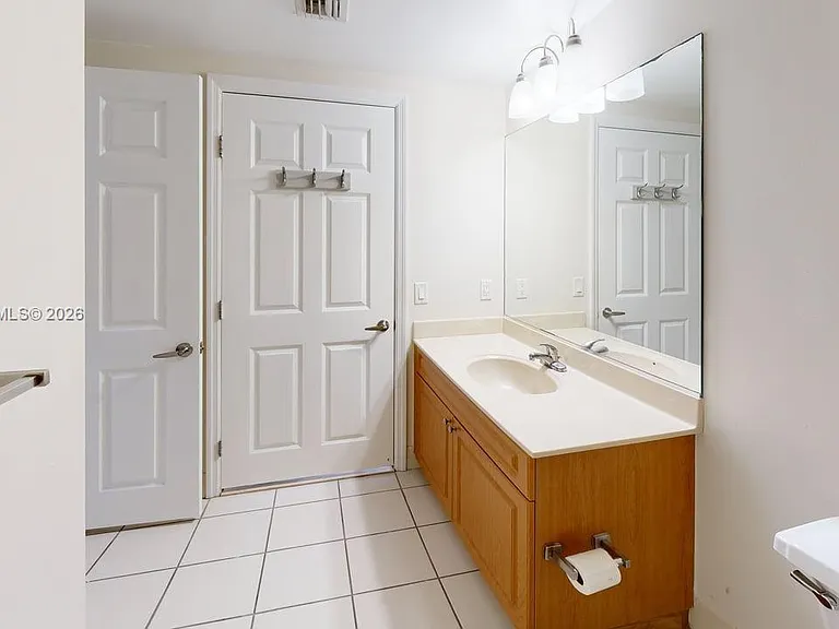 900 SW 8th St #1110 — Photo 6