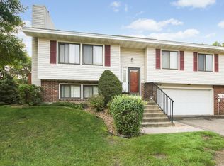 940 Greenhaven Dr, Vadnais Heights, MN 55127