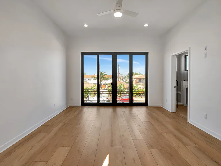 109 Daisy Ave #4 — Photo 40