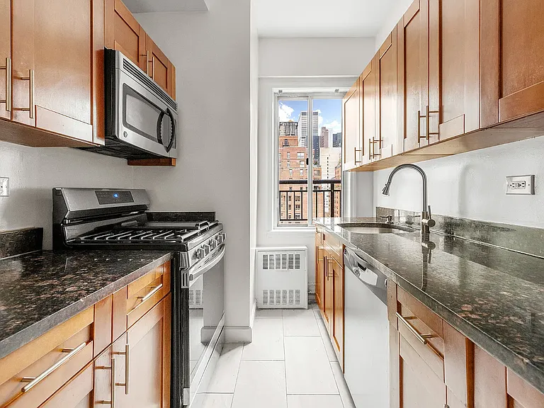 340 E 51st St #PHA — Photo 5