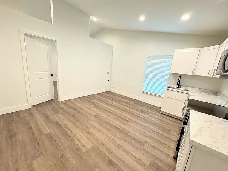 NE 2nd Pl — Photo 5
