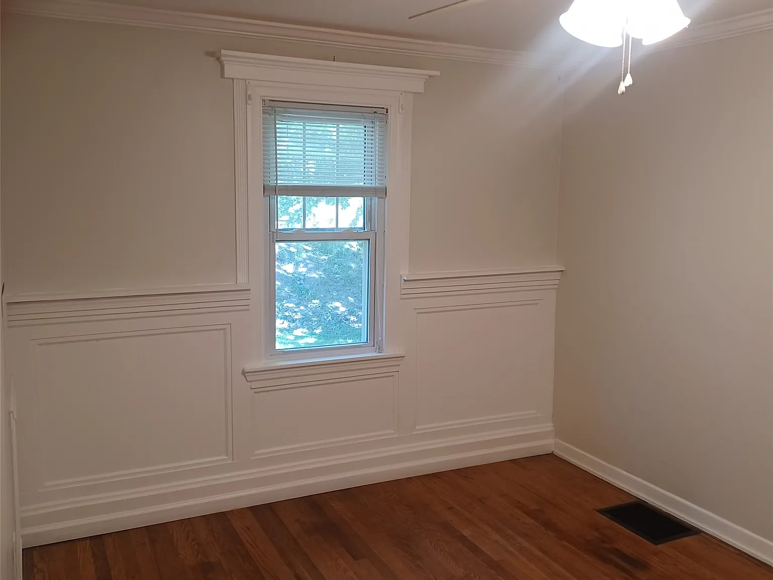 3 bed, 1.0 bath, 1600 sqft, $1,850 — Photo 3