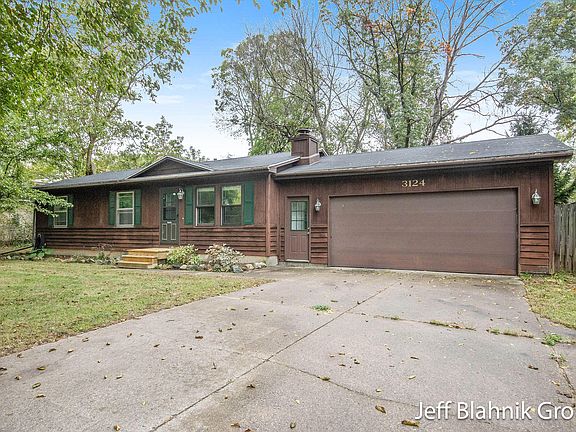 3rd image of 3124 Dean Lake Ave NE