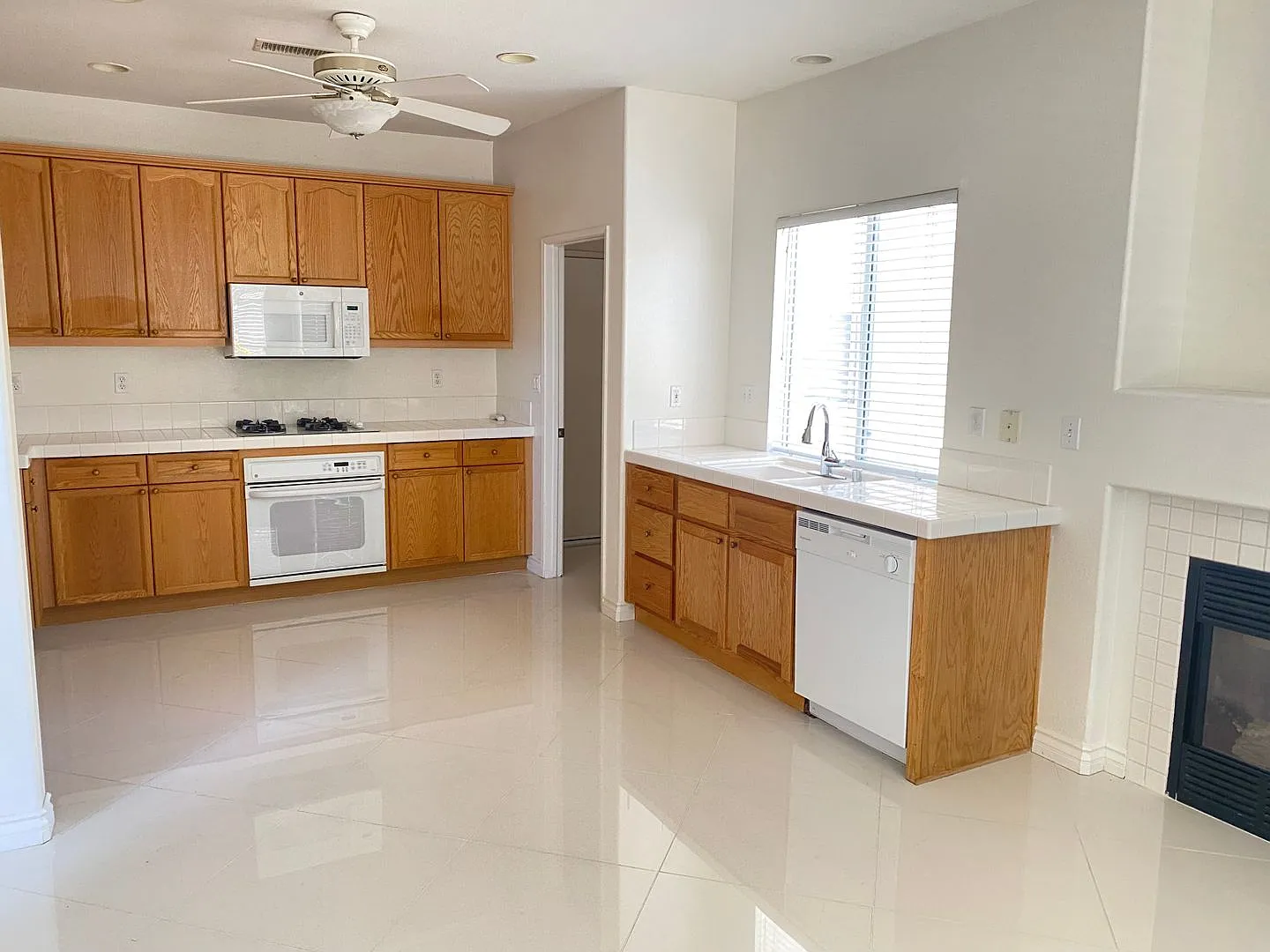 3 bed, 2 1/2 bath home in desirable west Simi Valley gated community — Photo 2