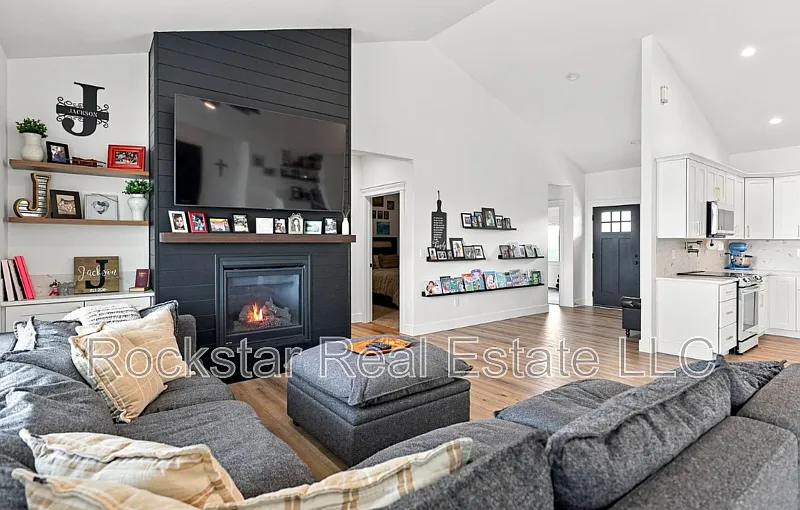 4 bed, 2.5 bath, 2897 sqft, $3,000 — Photo 3