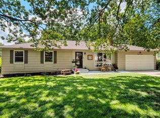 8124 Tomahawk Rd, Prairie Village, KS 66208