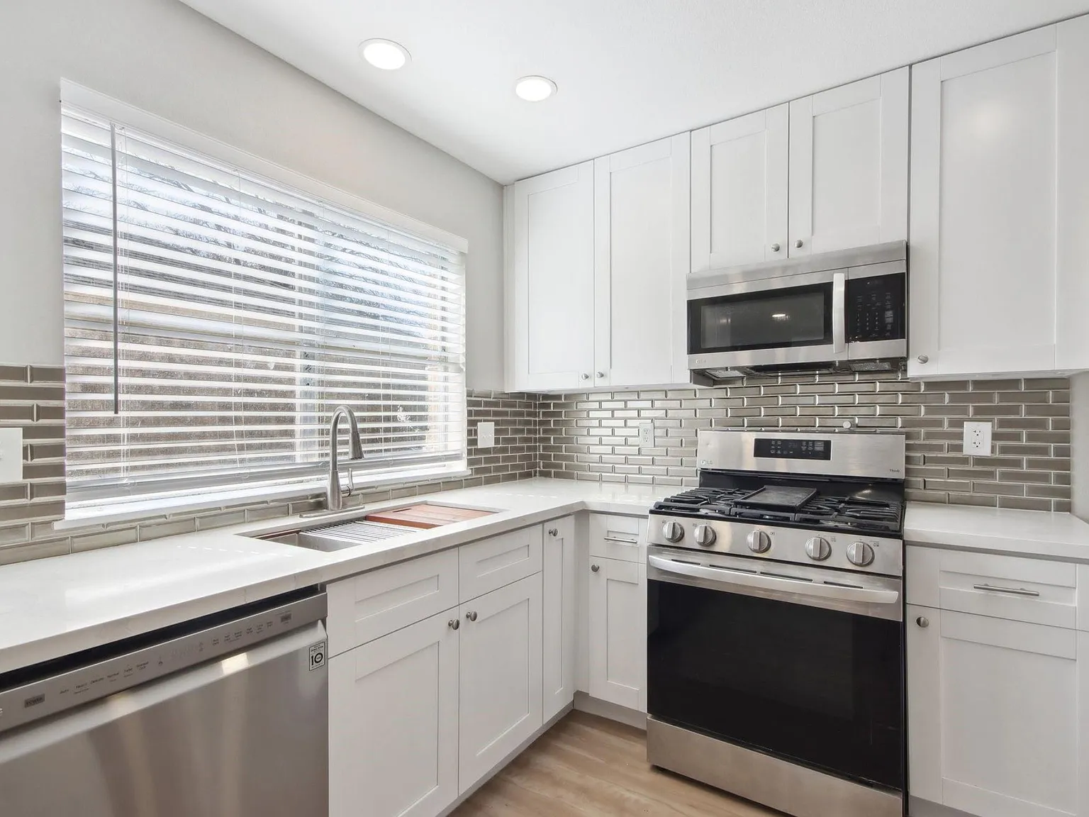 4 bed, 2.5 bath, 1960 sqft, $2,500 — Photo 3