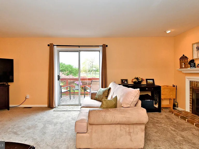 800 Beacon Ct — Photo 9
