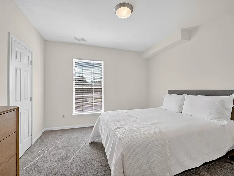 Brittany Commons Apartments — Photo 20