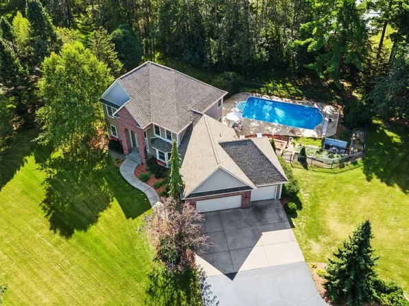 323 Saint Annes Pkwy, Hudson, WI 54016
