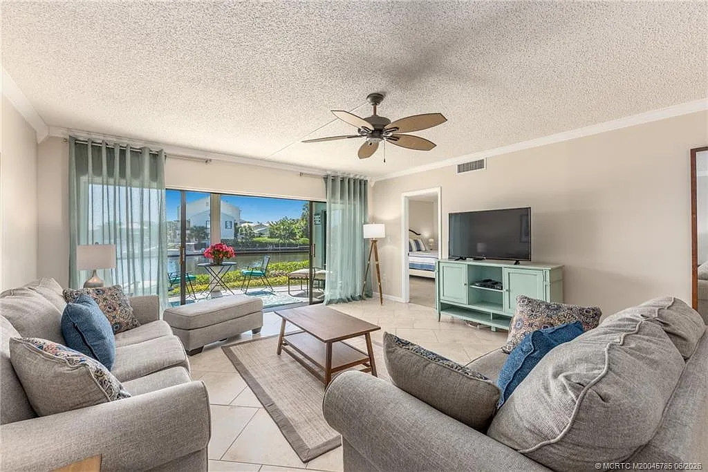 2 bed, 2.0 bath, 1300 sqft, $4,000 — Photo 3