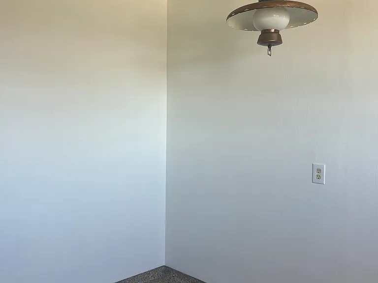 654 Edwards St — Photo 14
