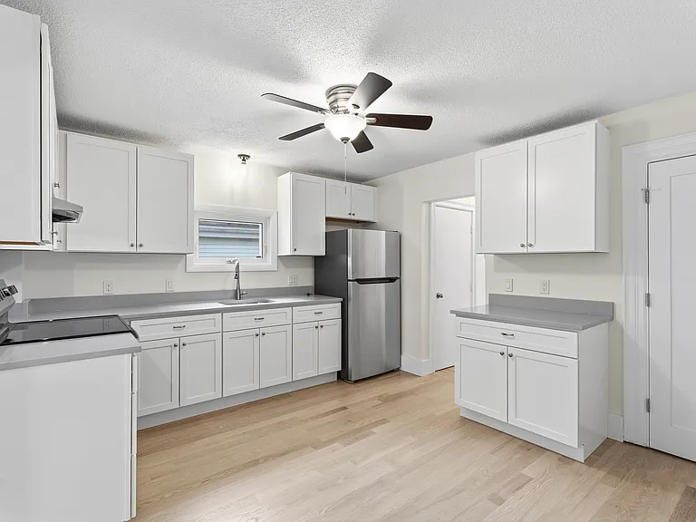 230 Adams St — Photo 4
