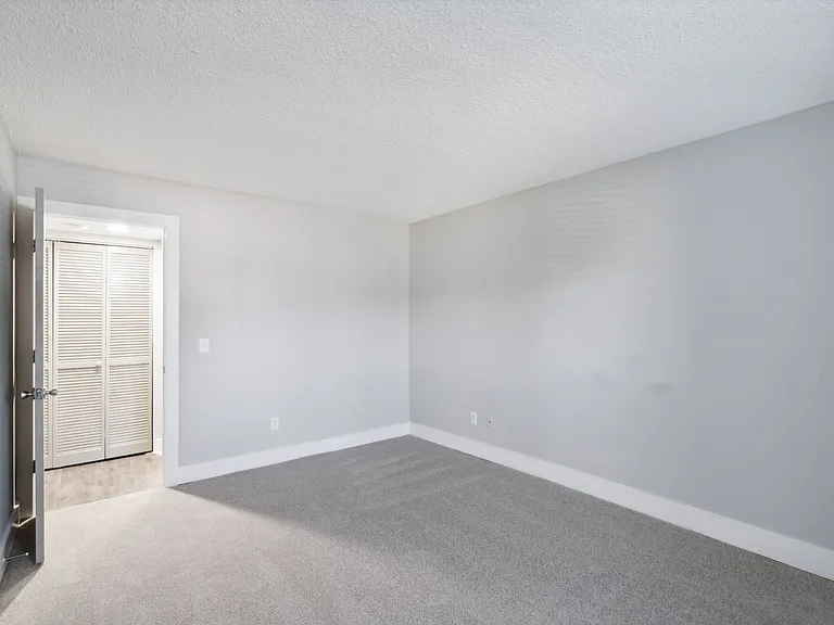 Piccadilly Apartments — Photo 42