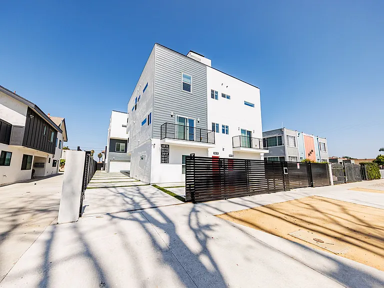 3015 Alsace Ave — Photo 10