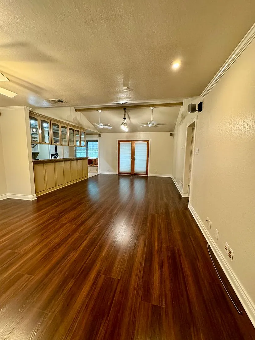 Welcome to this charming 3 bedroom, 2 bathroom home located in the heart of San Antonio, TX — Photo 3