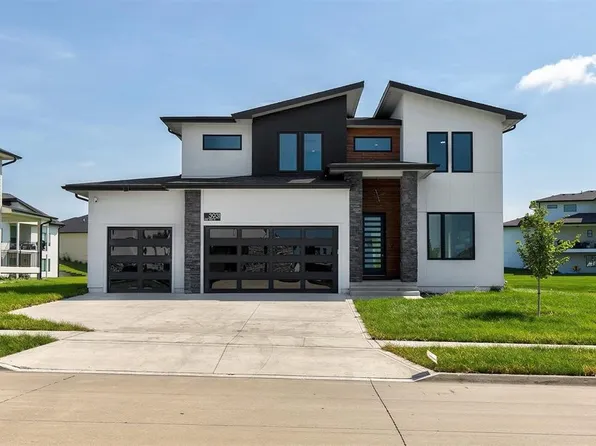 3931 NW 181st St, Clive, IA 50325