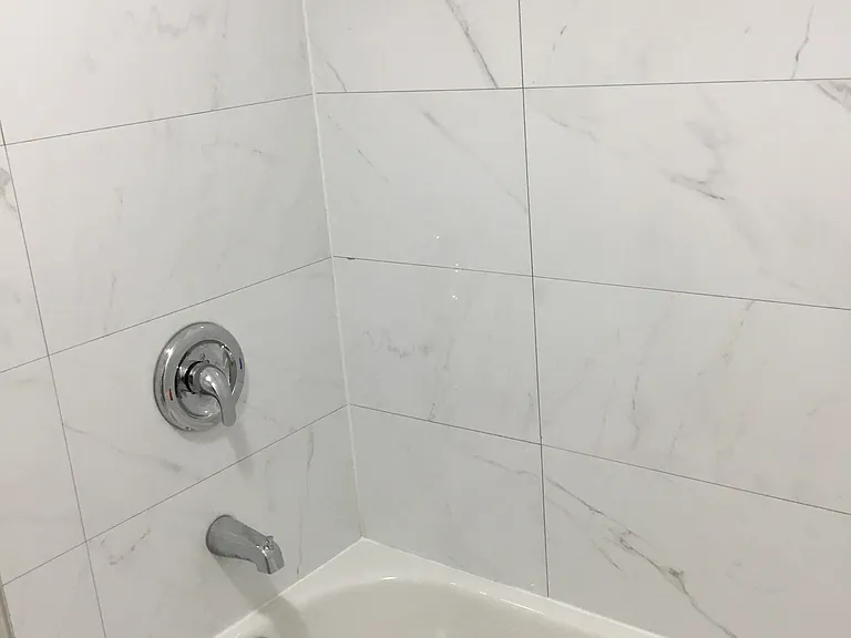 304 Simcoe St S #B5 — Photo 3