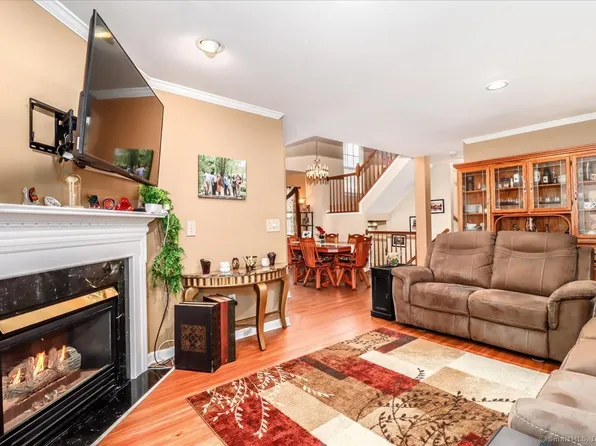 2906 Eaton Court #2906, Danbury, CT 06811