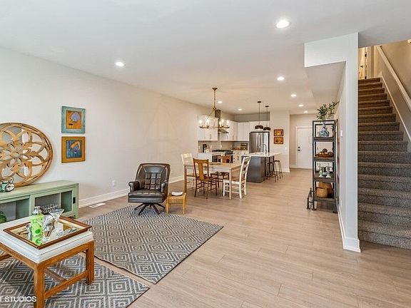 4th image of 923 Harbor Dr E