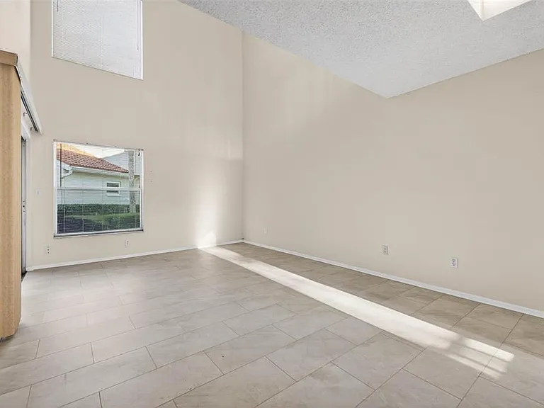 4843 Napoli Ct NE — Photo 4