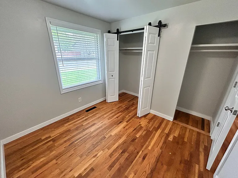 1927 E Marshall Ave — Photo 10
