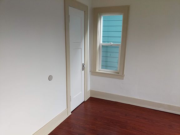 5th image of 121 Emerson Ave