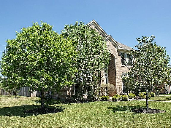 Corner lot, detached garage, great value for size of home!