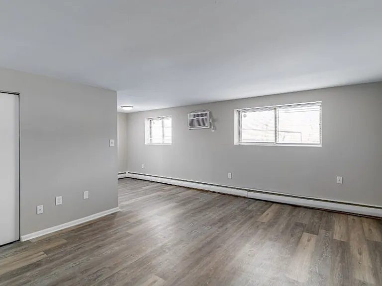 Yale Court Apartments — Photo 3