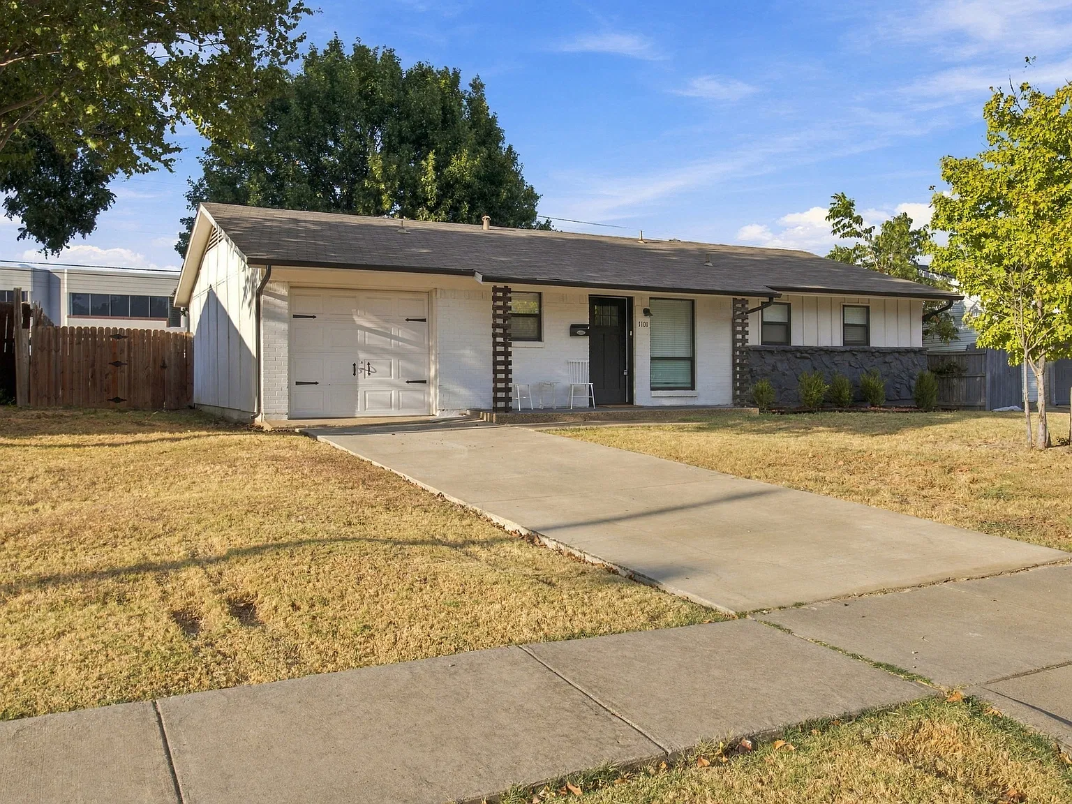 3 bed, 1200 sqft, $2,400 — Photo 2