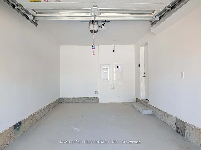 110 Grimsby Ln — Photo 25