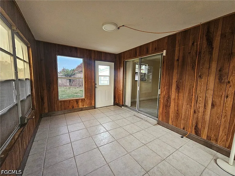 423 Morgan Cir S — Photo 13