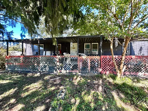217 Fairview St, Flora, IL 62839