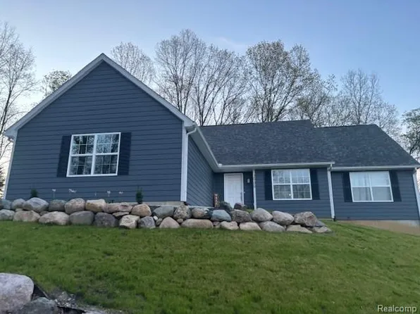2909 Hideaway Beach Dr, Brighton, MI 48114
