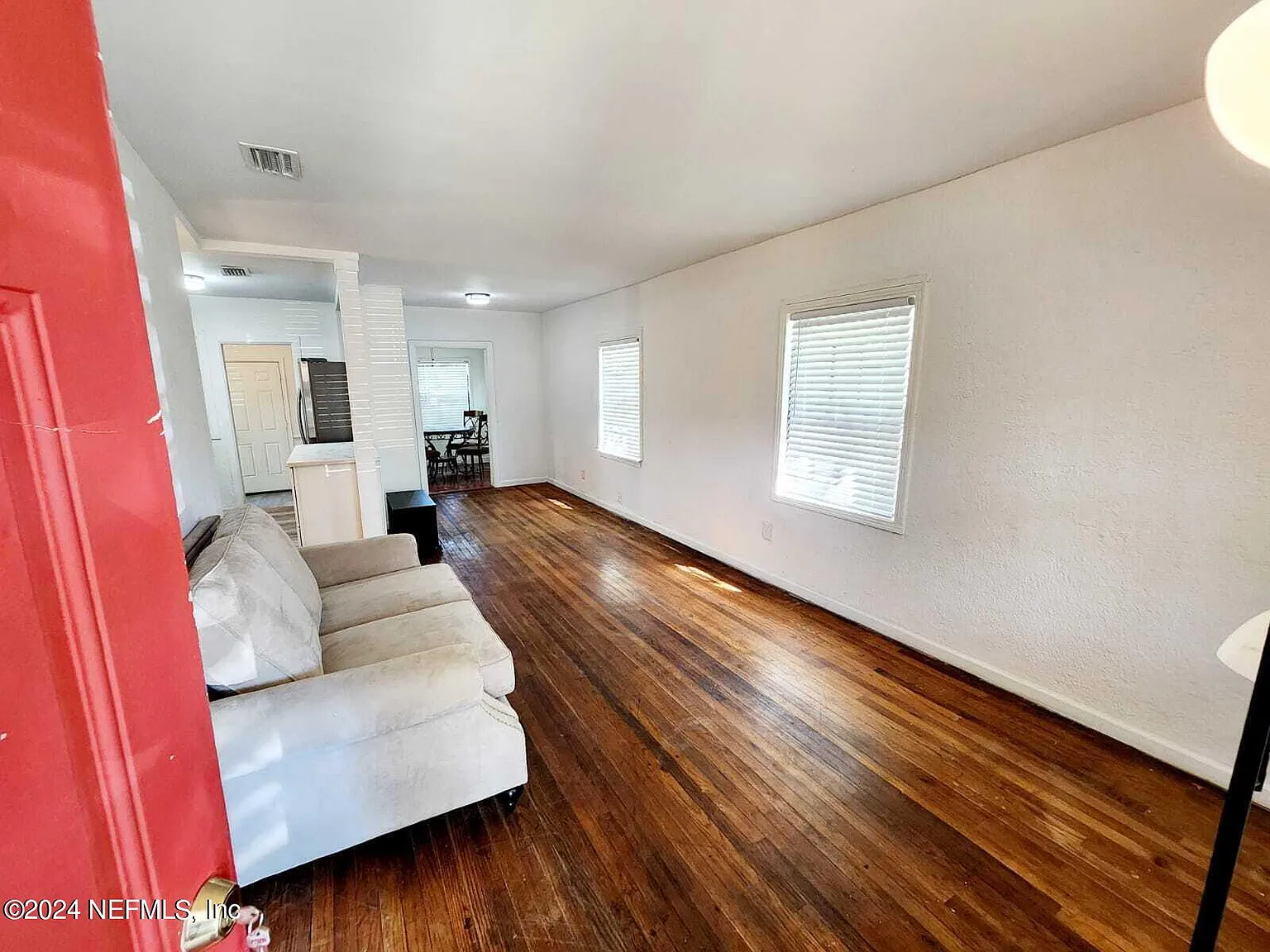 3 bed, 1.0 bath, 1036 sqft, $1,250 — Photo 2