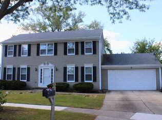 2 Brook Ct, Woodridge, IL 60517