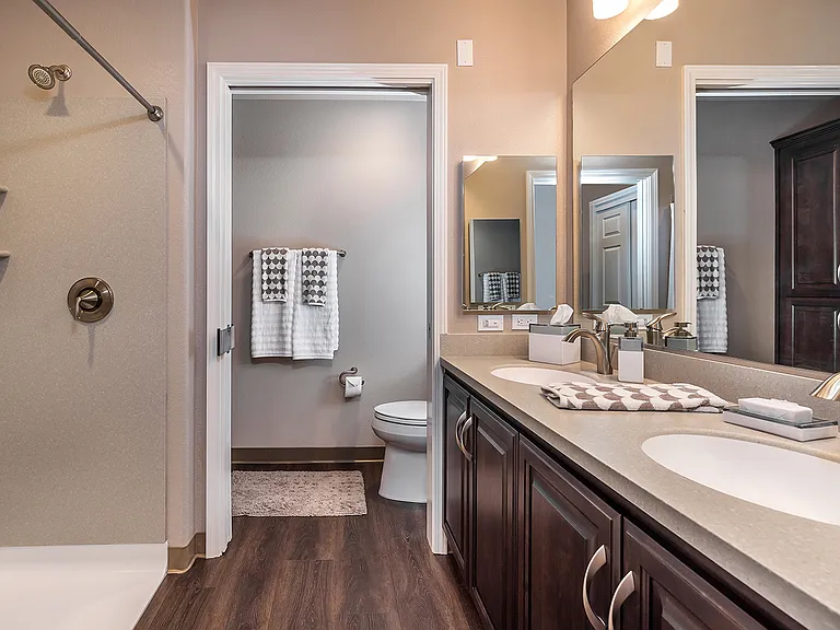 Canyon Oaks Luxury Apartments — Photo 40